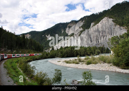Rhein-Valley: Der Glacier Express ist der Fahrt über die Schweizer Alpen von Zermatt aus über St. Moritz bis nach Chur Stockfoto