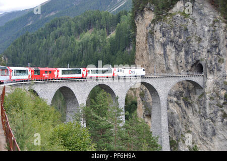Über die Schweizer Alpen in der Glacier Express Zug, der Reisen durch die UNESCO zum Weltkulturerbe erklärt und über viele spektakuläre Viadukts. Stockfoto