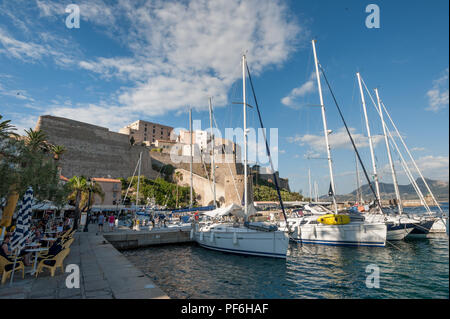 Der Hafen von Calvi mit der alten Zitadelle hinter der Balagne, Korsika, Frankreich, Europa Stockfoto