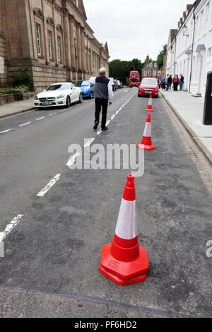 Keine Parkplätze in der Nähe dieser Leitkegel als Raum für Hochzeit Fall parken in der Church Street Warwick, England reserviert Stockfoto