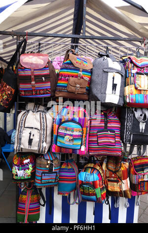 Vielen bunten Taschen auf dem wöchentlichen Markt am Samstag mit vielen Ständen ist in Warwick, Warwickshire, England Stockfoto