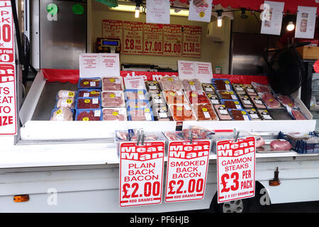 Wöchentliche Markt am Samstag mit Metzger stand ist in Warwick, Warwickshire, England Stockfoto