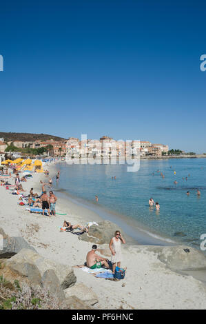 Touristen genießen die Sonne am Plage du Napoleon Strand, L'Île-Rousse, Korsika, Frankreich, Europa Stockfoto