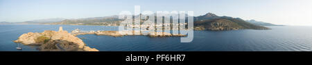 Einen herrlichen Blick auf den Hafen und die Stadt von L'Île-Rousse, Korsika, Frankreich, Europa Stockfoto