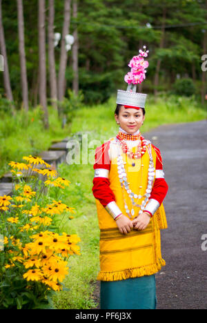 Schöne junge khasi Mädchen in traditioneller Kleidung Fotoshooting in Shillong. Stockfoto