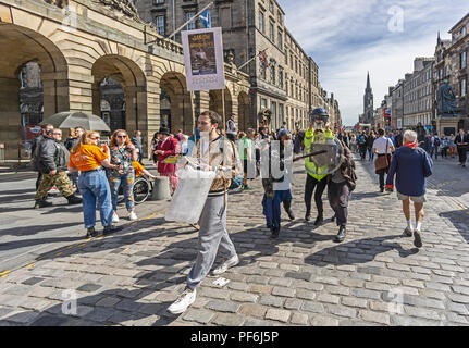 Jason und der Areonauts froup am Edinburgh Festival Fringe 2017 durchführend in der High Street Teil der Royal Mile in Edinburgh, Schottland Großbritannien Stockfoto