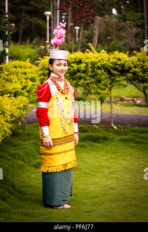 Schöne junge khasi Mädchen in traditioneller Kleidung Fotoshooting in Shillong. Stockfoto