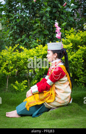 Schöne junge khasi Mädchen in traditioneller Kleidung Fotoshooting in Shillong. Stockfoto