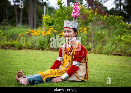 Schöne junge khasi Mädchen in traditioneller Kleidung Fotoshooting in Shillong. Die khasi Menschen sind die Ureinwohner von Meghalaya Stockfoto