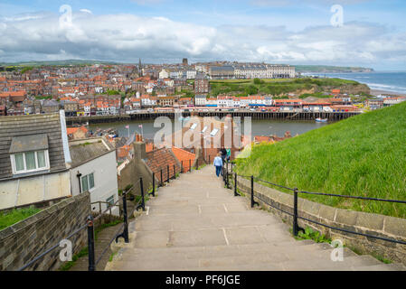 Aussicht von der berühmten 199 Schritte in der historischen Stadt Whitby, North Yorkshire, England. Stockfoto