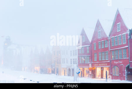 Schneesturm bei Bryggen in Bergen, Norwegen, kurz vor Weihnachten. Stockfoto