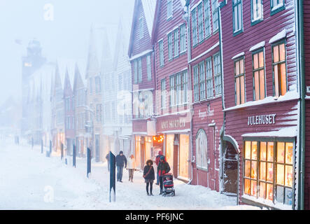 Snow Storm auf Bryggen in Bergen, Norwegen, kurz vor Weihnachten. Stockfoto