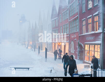 Schneesturm bei Bryggen in Bergen, Norwegen, kurz vor Weihnachten. Stockfoto