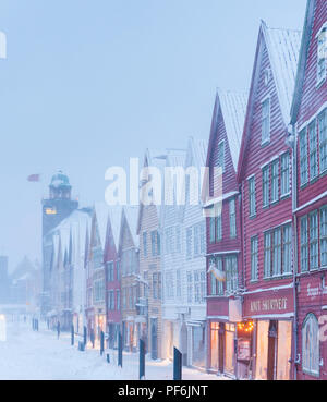 Schneesturm bei Bryggen in Bergen, Norwegen, kurz vor Weihnachten. Stockfoto