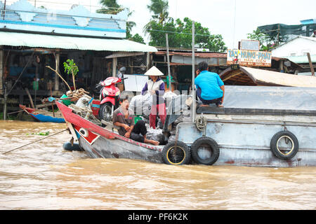 Markt Händler an Cai schwimmenden Markt im Mekong Delta werden von Vietnam Stockfoto