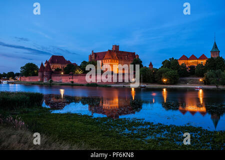 Blick über den Fluss Fluß Nogat die Marienburg des Deutschen Ordens (die Reihenfolge des Deutschen Ordens von St. Mary's Hospital in Jerusalem) in der Abenddämmerung, 13. Stockfoto