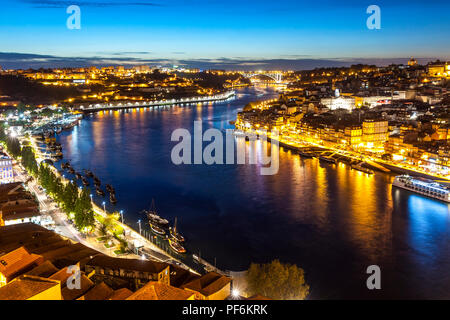 Panoramablick auf die Antenne am Abend Blick auf Porto Stadt und Fluss Douro, Portugal Stockfoto