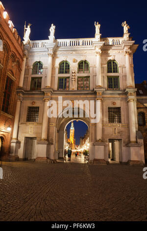 Golden Gate in der Nacht in der Altstadt von Danzig in Polen, Wahrzeichen der Stadt, niederländischen Manierismus architektonischen Stil, im Jahre 1612 erbaut - 14. Stockfoto