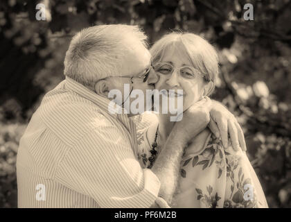 Herzlichen Happy Senior Paar Portrait Outdoor Stockfoto