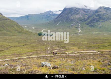 Glen Coe, Schottland, Großbritannien - Wanderer auf der Treppe des Teufels Stockfoto