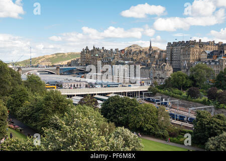 Der Bahnhof Edinburgh Waverley, Altstadt und Arthurs Seat, Edinburgh, Schottland, Großbritannien Stockfoto