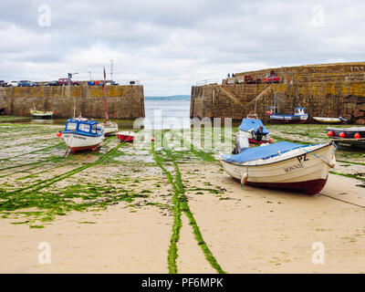 MOUSEHOLE, ENGLAND - Juni 20: Angeln Boote und Meer Abwehr in Mousehole Harbour. In Fowey, Cornwall, England. Juni 2018 20. Stockfoto