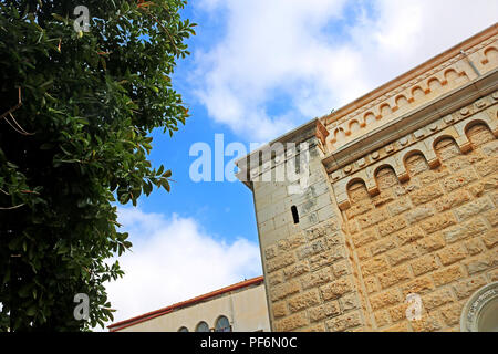 Wand von Joseph Kirche, Laub der Bäume und der blaue Himmel in Nazareth, Israel Stockfoto