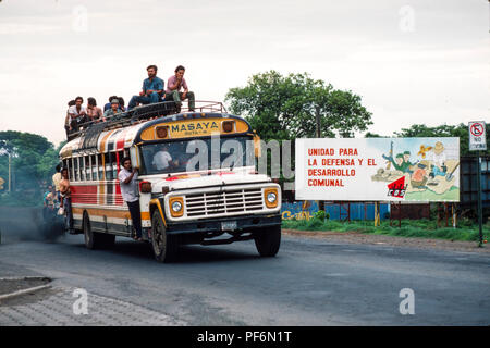 Managua, Nicaragua, Wahlen, Juni 1986; eine Straße Banner in der Nähe einer Bushaltestelle liest, "Einheit für Verteidigung und kommunale Entwicklung" Stockfoto