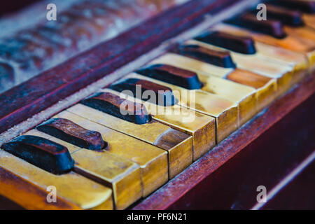 Close-up Shot der Traditionellen alt und staubig Harmonium Tastatur. Stockfoto