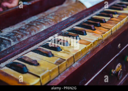 Close-up Shot der Traditionellen alt und staubig Harmonium Tastatur. Stockfoto