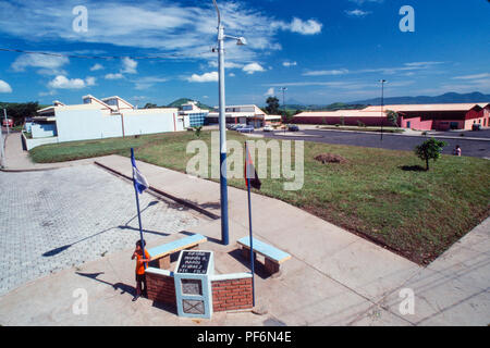 Managua, Nicaragua, Juli 1981; ein Denkmal für die FSLN narional Held auf den Ort, wo er in der Straße getötet wurde Somoza 1979 zu stürzen. Stockfoto