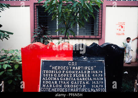 Managua, Nicaragua, Juli 1981; ein Denkmal für die FSLN narional Held auf den Ort, wo er in der Straße getötet wurde Somoza 1979 zu stürzen. Stockfoto