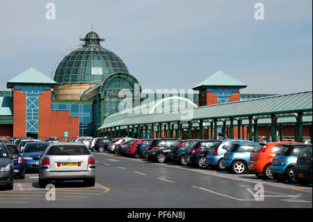 Die Sheffield Meadowhall Interchange ist der Knotenpunkt für Sheffield Verkehr, Busse und Bahn. Stockfoto