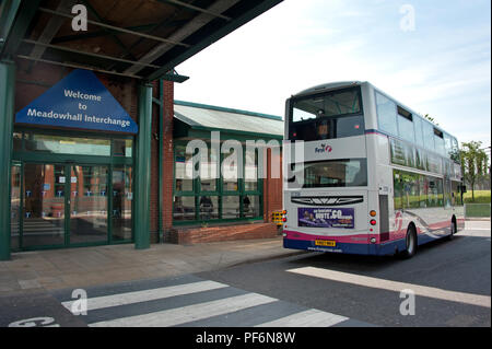 Die Sheffield Meadowhall Interchange ist der Knotenpunkt für Sheffield Verkehr, Busse und Bahn. Stockfoto