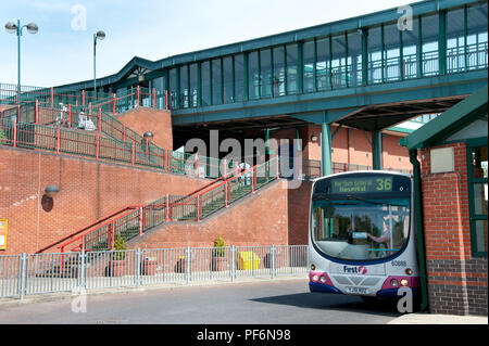 Die Sheffield Meadowhall Interchange ist der Knotenpunkt für Sheffield Verkehr, Busse und Bahn. Stockfoto