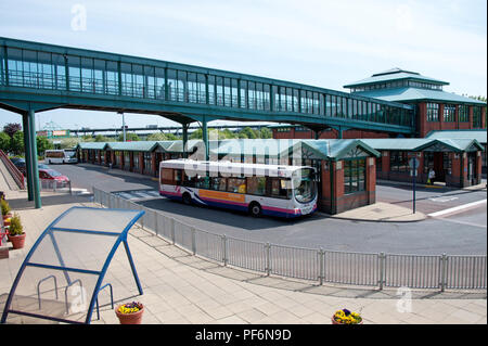 Die Sheffield Meadowhall Interchange ist der Knotenpunkt für Sheffield Verkehr, Busse und Bahn. Stockfoto