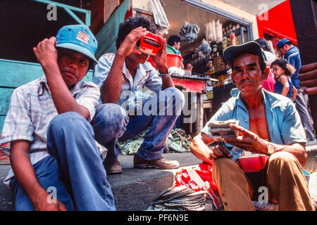 Managua, Nicaragua, Juni 1986. Orientalischer Markt, dem größten Markt in der Hauptstadt - Verkaufen aus zweiter Hand viewmaster 3-D-Kassetten. Stockfoto