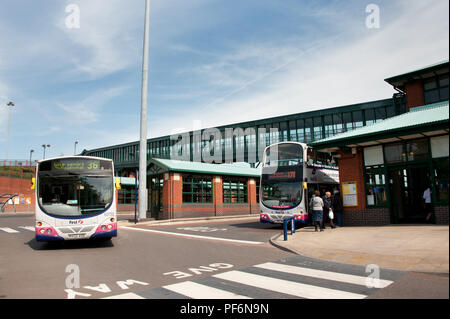 Die Sheffield Meadowhall Interchange ist der Knotenpunkt für Sheffield Verkehr, Busse und Bahn. Stockfoto