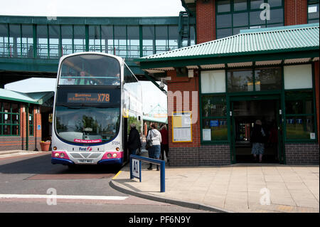 Die Sheffield Meadowhall Interchange ist der Knotenpunkt für Sheffield Verkehr, Busse und Bahn. Stockfoto