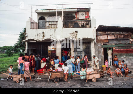 Managua, Nicaragua, Juni 1986. Menschen frisches Fleisch in einem Geschäft im alten Zentrum von Managua zu kaufen. Stockfoto