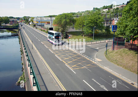 Eine lokale öffentliche Verkehrsmittel Bus beginnt seine Route der Service aus dem meadowhall Interchange Busbahnhof in Sheffield, Großbritannien Stockfoto