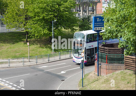 Die Sheffield Meadowhall Interchange ist der Knotenpunkt für Sheffield Verkehr, Busse und Bahn. Stockfoto