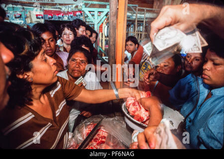 Managua, Nicaragua, Juni 1986. Menschen frisches Fleisch im Mercado Roberto Huembes Markt zu kaufen. Stockfoto