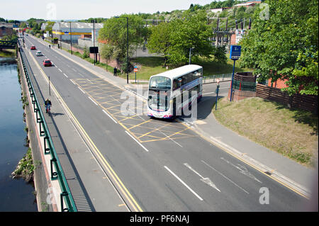 Eine lokale öffentliche Verkehrsmittel Bus beginnt seine Route der Service aus dem meadowhall Interchange Busbahnhof in Sheffield Großbritannien neben den Fluss Don. Stockfoto