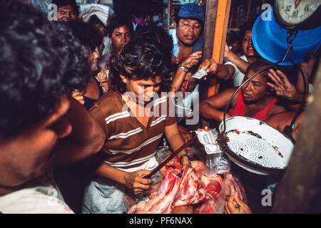 Managua, Nicaragua, Juni 1986. Leute anstellen an der Orientalischen markt frisches Fleisch jetzt zu knapp wegen Krieg mit uns Kaufen-backed Contras. Stockfoto