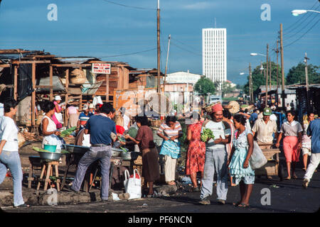 Managua, Nicaragua, Juni 1986. Orientalischer Markt, dem größten Markt in der Hauptstadt - Händler Verkauf frischer Salat und Gemüse. Stockfoto