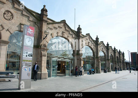 Die moderne Sheffield Interchange Bus und Bahnhof im Jahr 2018 mit seinen großen gepflasterten Gehsteig Bereich für Reisende und Besucher Stockfoto