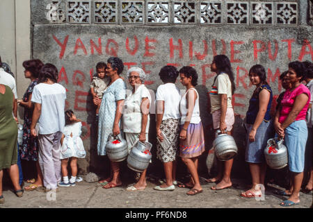 Managua, Nicaragua, Juni 1986. Menschen frische Vorräte des Kochens calour Gas mit Ihren Dokumenten zu erhalten. Stockfoto