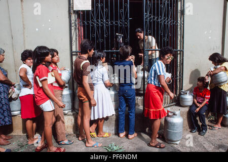 Managua, Nicaragua, Juni 1986. Menschen frische Vorräte des Kochens calour Gas mit Ihren Dokumenten zu erhalten. Stockfoto