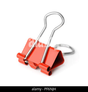 Rote Metall binder Clip isoliert auf weißem Stockfoto